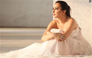 Feryna Wazheir looks aesthetically pleasing in a white gown